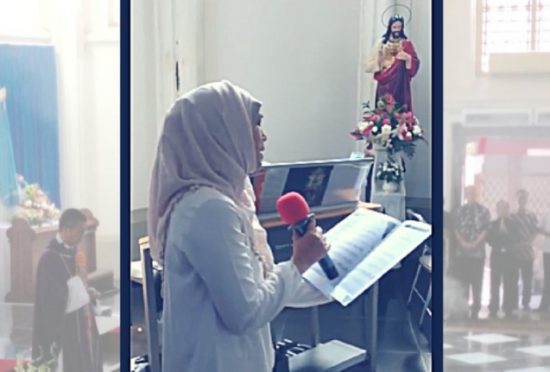 Kisah wanita berhijab nyanyi ‘Ave Maria’ di misa kematian sahabatnya viral, netizen memuji