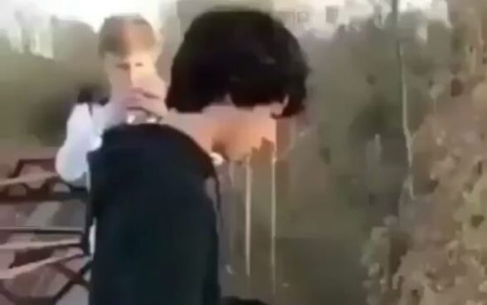 Byurr! Niat atraksi di pinggir jembatan, HP pemuda ini jatuh dasar air