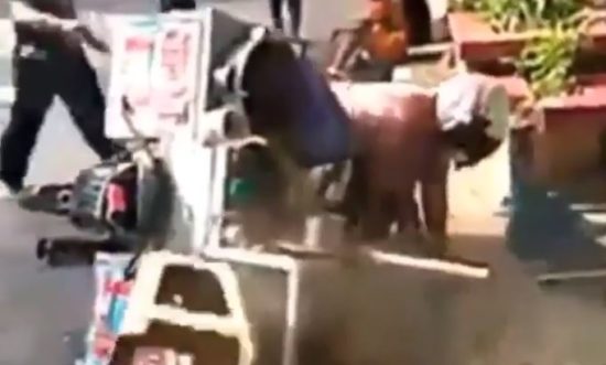 Kasihan banget: Tukang bakso motor terjungkal, dagangannya tumpah semua (Video)