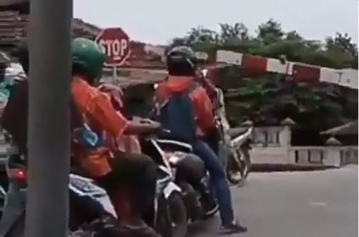 Buru-buru banget nih? Sampai mengabaikan bahaya nerobos palang pintu kereta api