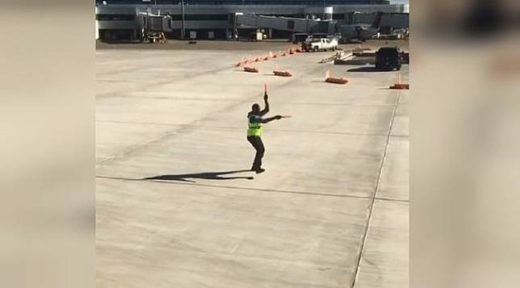 WATCH: Video petugas bandara mengarahkan pesawat dengan tarian, kerjanya happy banget