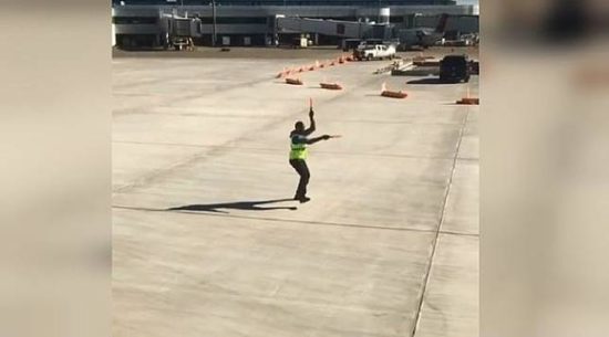 WATCH: Video petugas bandara mengarahkan pesawat dengan tarian, kerjanya happy banget