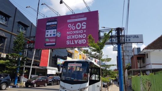 Billboard Lazada dipasang terbalik biar anti-mainstream