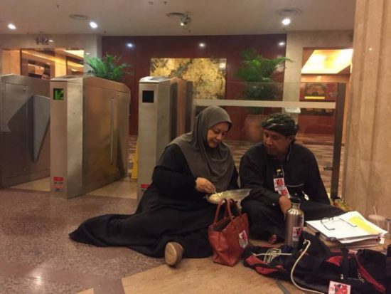 Menolak dipecat, karyawan ngelem tangannya di lantai kantor