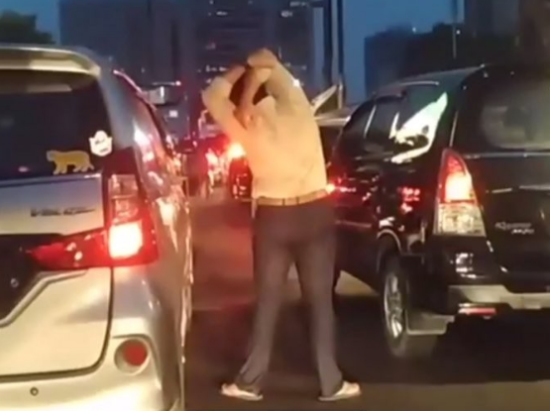 Saking lamanya macet Jakarta, seorang pria pilih stretching di luar mobil