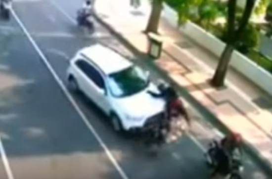 Mobil tabrak 3 motor di Surabaya, kejadiannya terekam CCTV Dishub
