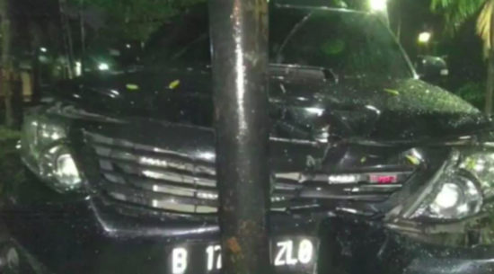 ‘Tiang listrik masih segar bugar setelah ditabrak mobil Setya Novanto’: Headline berita mirip Lampu Merah yang lagi viral banget di Facebook