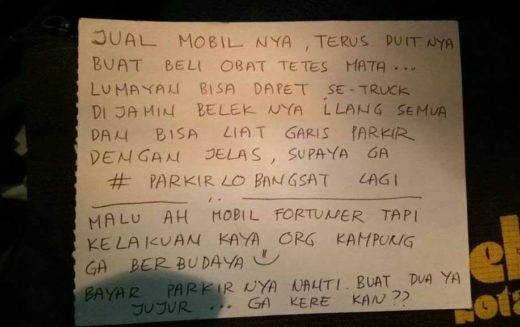 1in2: Dua lahan parkir untuk satu kendaraan, mobilnya disuratin penuh emosi