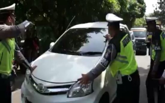 Video mobil terobos hadangan 10 petugas saat ‘Operasi Zebra’ viral, pengemudinya ditangkap polisi
