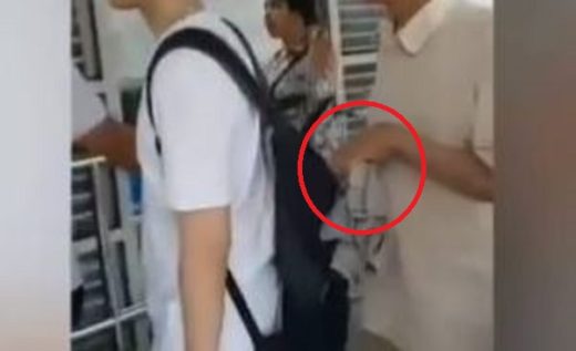 Seorang pria di halte TransJakarta batal nyopet saat sadar ada yang video-in