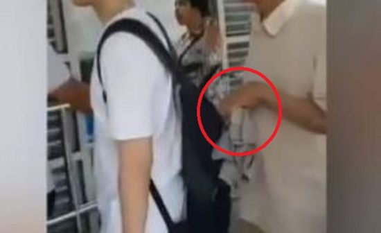 Seorang pria di halte TransJakarta batal nyopet saat sadar ada yang video-in