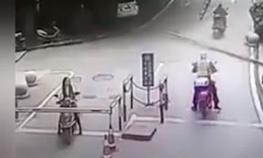 Terlalu fokus melihat pengendara wanita, diduga polisi tertimpa palang pintu parkir