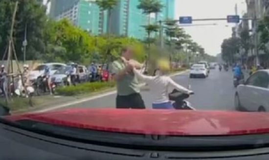 Bule seret pengendara motor yang berhenti di tengah jalan buat main HP (Video)