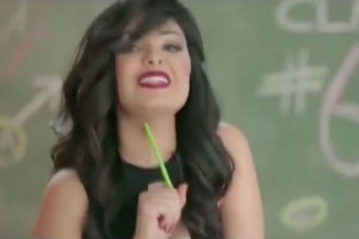 Penyanyi Mesir Shyma ditangkap karena pakai lingerie dan makan pisang di video musik barunya