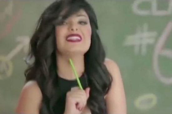 Penyanyi Mesir Shyma ditangkap karena pakai lingerie dan makan pisang di video musik barunya