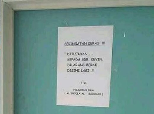Dear orang yang bernama Kevin, ada larangan buatmu untuk buang air besar di toilet mushola