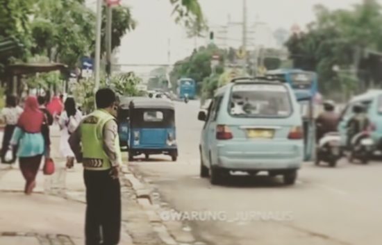 Supir angkot pipis sembarangan, dilempar batu sama polisi