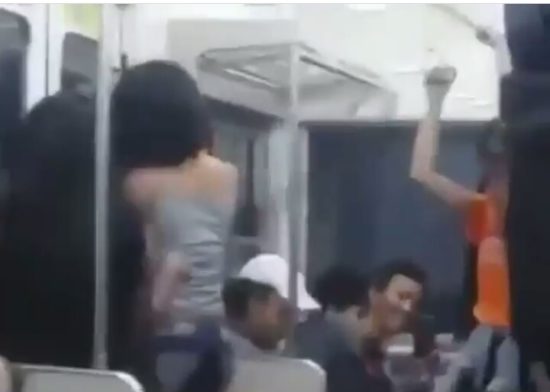 Menjijikan: Penumpang KRL homofobik ngebully waria, ngetawain ramai-ramai