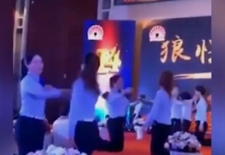 Pegawai dipaksa saling tampar di acara ultah perusahaan, katanya buat motivasi kerja (Video)