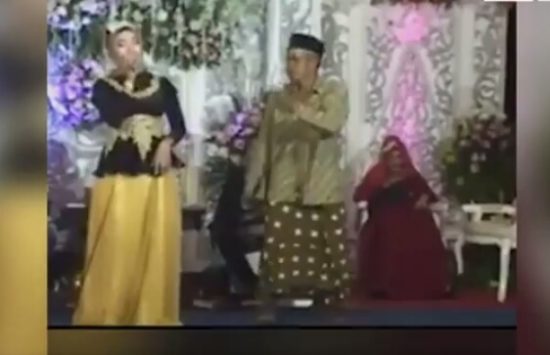 Keasyikan joget di panggung hajatan, sarung bapak ini melorot dan videonya viral