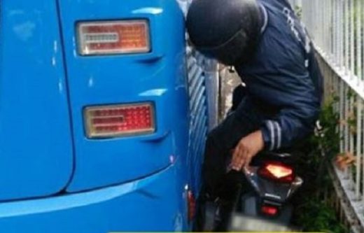 Pemotor terjepit TransJakarta setelah terobos jalur busway