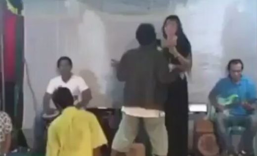 Seorang pria terjungkal dari panggung saat joget bareng penyanyi dangdut