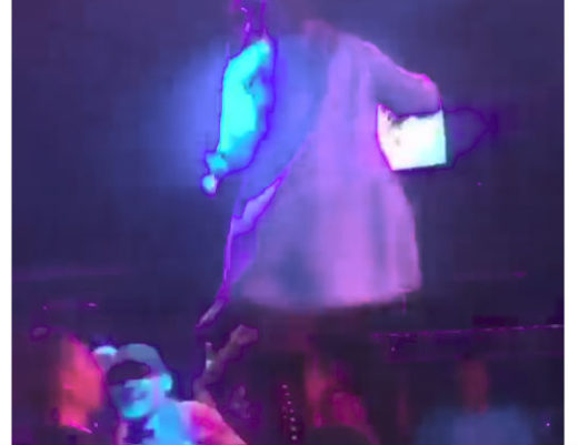 Gebby Vesta tendang muka pria yang diduga melecehkannya di atas panggung