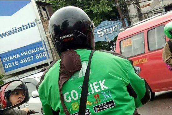 Misteri bra di helm driver Go-Jek