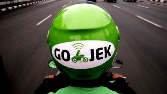 Bangunin pacar, pakai jasa Go-Jek buat gedor pintu kamar