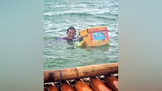 Gigih mencari nafkah, seorang bapak jualan es krim di tengah laut