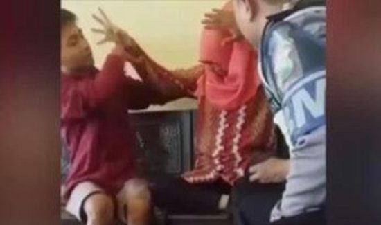 Video wanita mendadak kesurupan saat ditilang polisi di Mojokerto
