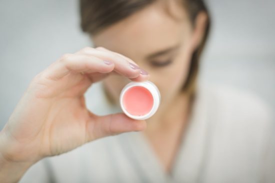 Manfaat lip balm yang harus kamu ketahui, pria boleh pakai kok!