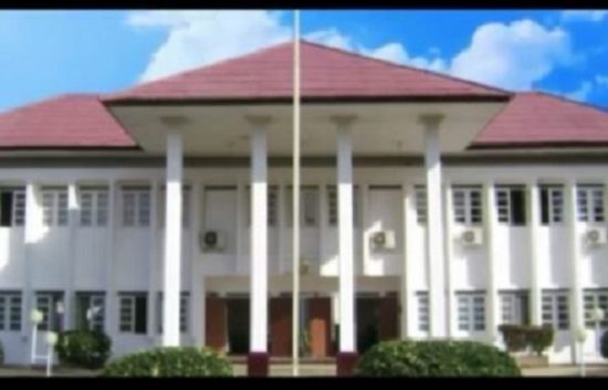 Gak usah resign! MK bolehkan nikahi teman sekantor dan tetap kerja bareng