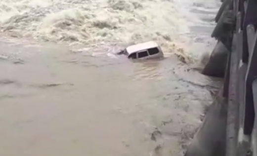Mobil nyebur sungai Brantas, paman dan bocah 8 tahun terjebak arus berusaha selamatkan diri (Video)