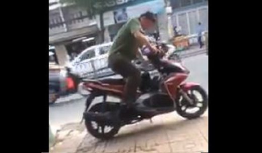 Ada yang bingung nge-kickstarter motor matic, bukannya dibantu malah direkam (Video)