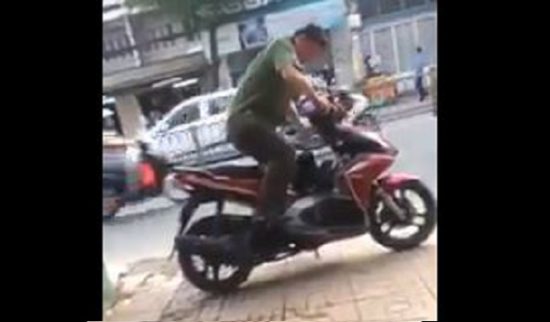 Ada yang bingung nge-kickstarter motor matic, bukannya dibantu malah direkam (Video)