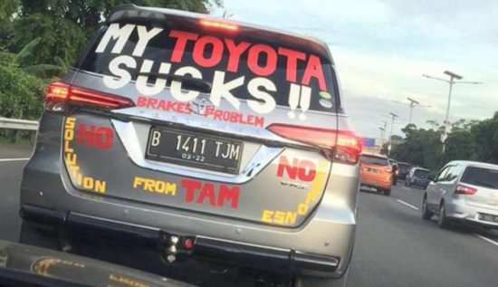 Pemilik Fortuner tempel sticker ‘My Toyota Sucks’ di mobilnya