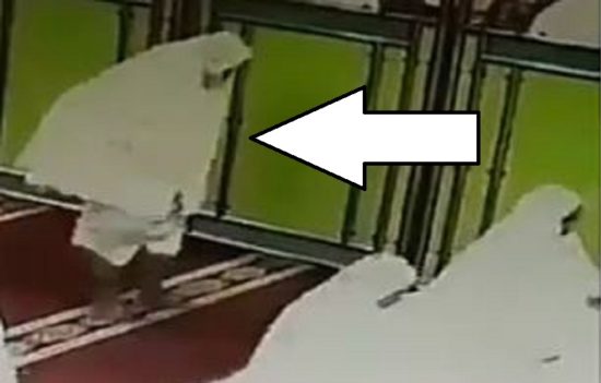 Pakai mukena dan pura-pura solat di masjid, pencuri beraksi pas jamaah sujud (Video)