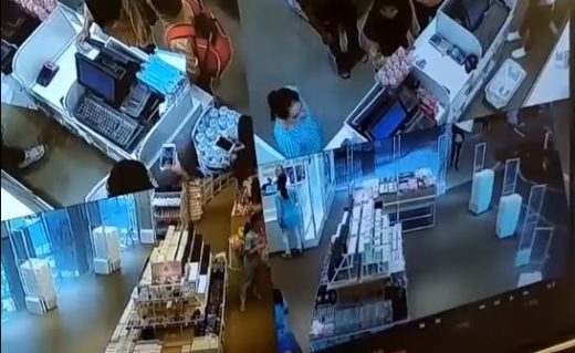 Video: Customer ngamuk dan mukul pramuniaga di Karawang, diduga karena salah beli headset
