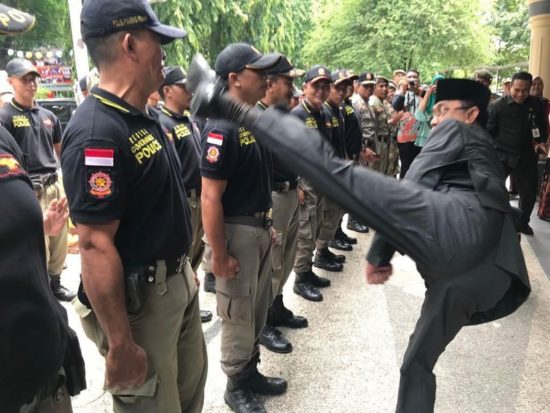 Ciat! Foto Walikota Mataram ‘tendang’ anggota Satpol PP dianggap salah tempat