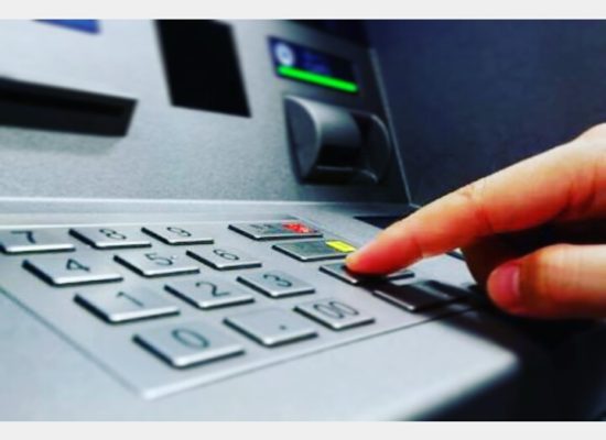 Orang ini hajar mesin ATM karena ngeluarin uang kebanyakan, ditangkap polisi