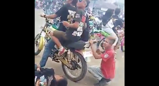 Watch: Banyak gaya sih, boncengan naik motor baru ngegas udah terjungkal