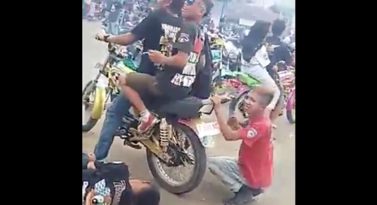 Watch: Banyak gaya sih, boncengan naik motor baru ngegas udah terjungkal