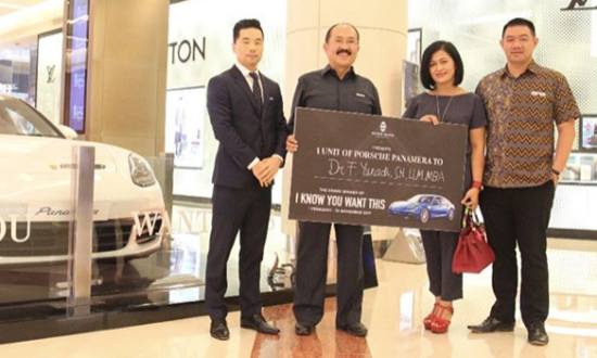 Fredrich Yunadi yang suka kemewahan dapat hadiah undian mobil Porsche