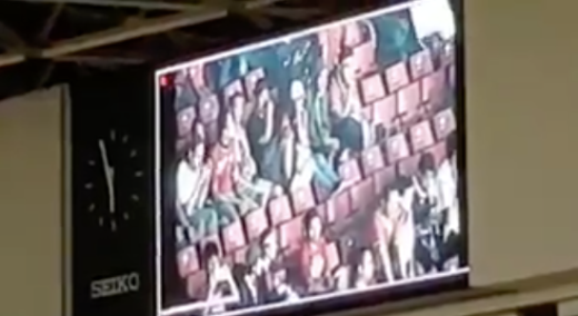 Siap-siap diteriakin penonton se-stadion kalau naikin kaki ke kursi di Gelora Bung Karno