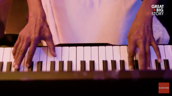 Sejak 1993 ibu dan anak gelar pertunjukan jazz gratis di apartemen