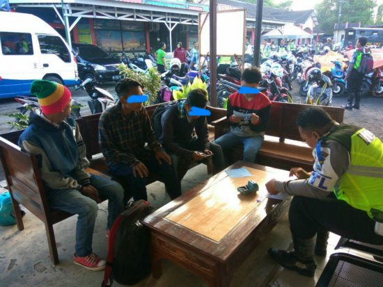 Gak terima diklakson terus ngebully, malah ditilang ternyata gangguin polisi