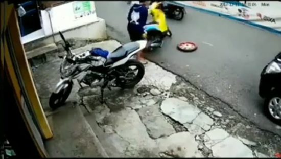 Biar keren ganti ban motor gak sesuai standar, malah copot di tengah jalan