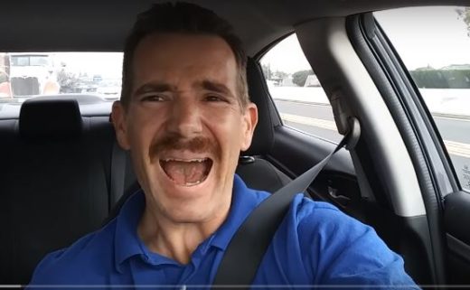 Ada bule hobi dangdutan di mobil nyanyiin lagu Indonesia