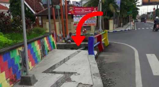 Ngarahin tunanetra nyemplung kali, garis pemandu di trotoar Mojokerto ngeselin banget
